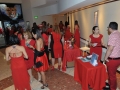 Personas llegando al lobby del teatro