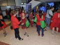 Personas llegando al lobby del teatro