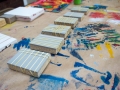 Bloques de madera amarrados con gomitas elásticas