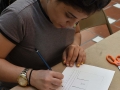 Participante realizando su obra
