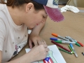 Participante realizando su obra