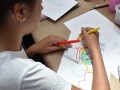 Participante realizando su obra