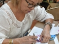 Participante realizando su obra