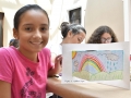 Participante mostrando sus obras