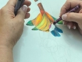 Participante creando su obra
