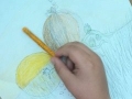 Participante creando su obra