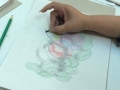 Participante creando su obra
