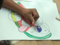 Participante creando su obra