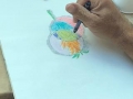 Participante creando su obra
