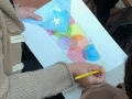 Participante creando su obra
