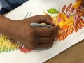 Participante creando su obra