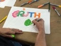 Participante creando su obra