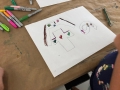 Participante creando su obra