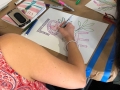 Participante creando su obra