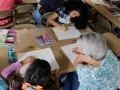 Participantes realizando sus dibujos