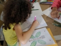 Participante realizando su dibujo