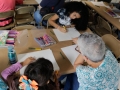 Participantes realizando sus dibujos