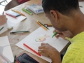 Participante realizando su dibujo