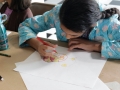 Participante realizando su dibujo