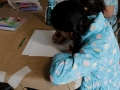 Participante realizando su dibujo