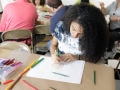 Participante realizando su dibujo