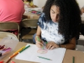 Participante realizando su dibujo