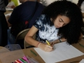 Participante realizando su dibujo