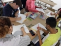 Participantes realizando sus dibujos