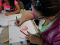 Participante realizando su dibujo