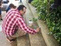 Participante del taller dibujando con tiza en la Plaza de Bayamón