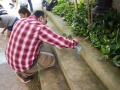Participante del taller dibujando con tiza en la Plaza de Bayamón