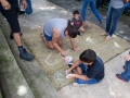 Participantes del taller dibujando con tiza en la Plaza de Bayamón