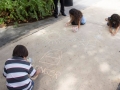 Participantes del taller dibujando con tiza en la Plaza de Bayamón