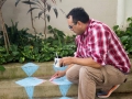 Participantes del taller dibujando con tiza en la Plaza de Bayamón