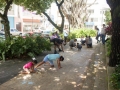 Participantes del taller dibujando con tiza en la Plaza de Bayamón