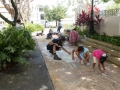 Participantes del taller dibujando con tiza en la Plaza de Bayamón