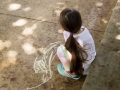 Participantes del taller dibujando con tiza en la Plaza de Bayamón