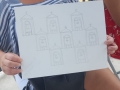 Participante mostrando sus dibujos