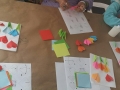 Participantes creando sus tarjetas