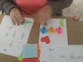 Participantes creando sus tarjetas