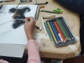 Participante realizando su obra