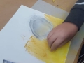 Participante realizando su obra