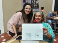 Participante mostrando su obra junto a Artista Natasha Laracuente