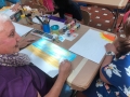 Visitantes realizando sus obras